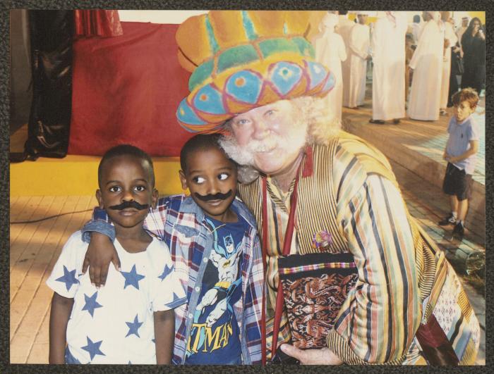 أبو العجب وطَفلَيّن في الشارقة، 2016 
