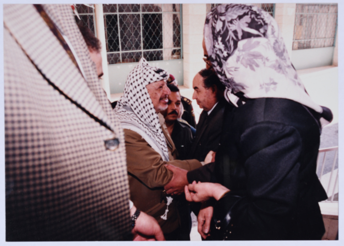 ياسر عرفات أثناء زيارته لجمعية الاتحاد النسائي العربي في نابلس