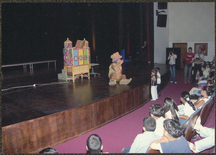 أبو العجب على خشبة مسرح قصر رام الله الثقافي، 2006 
