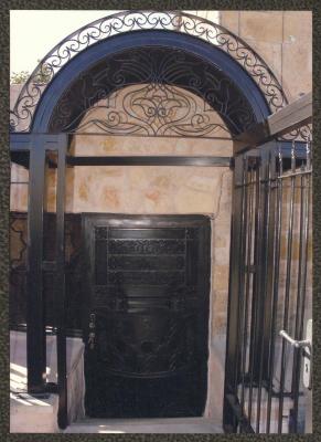 مَدخل مقر مسرح صندوق العجب، رام الله، 2004 
