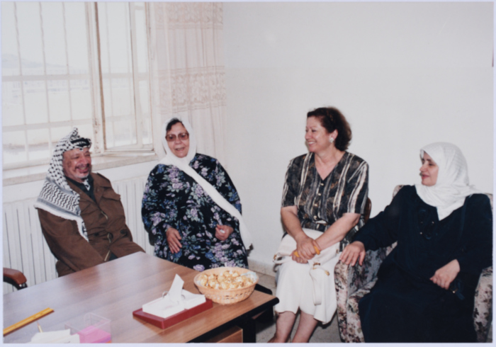 ياسر عرفات أثناء زيارته لجمعية الاتحاد النسائي العربي في نابلس