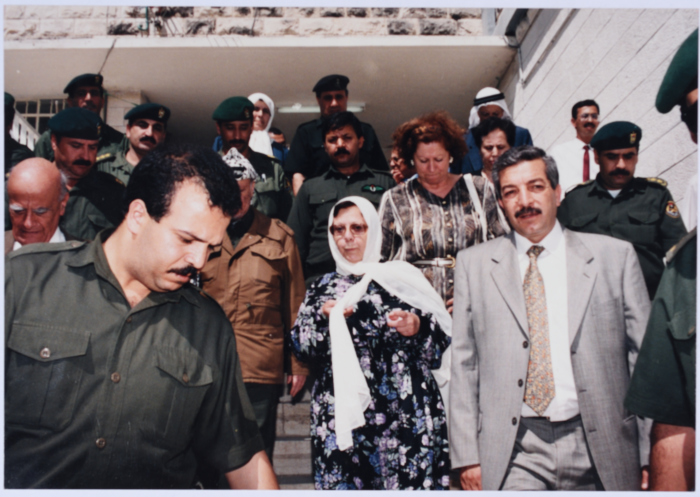 ياسر عرفات أثناء زيارته لجمعية الاتحاد النسائي العربي في نابلس