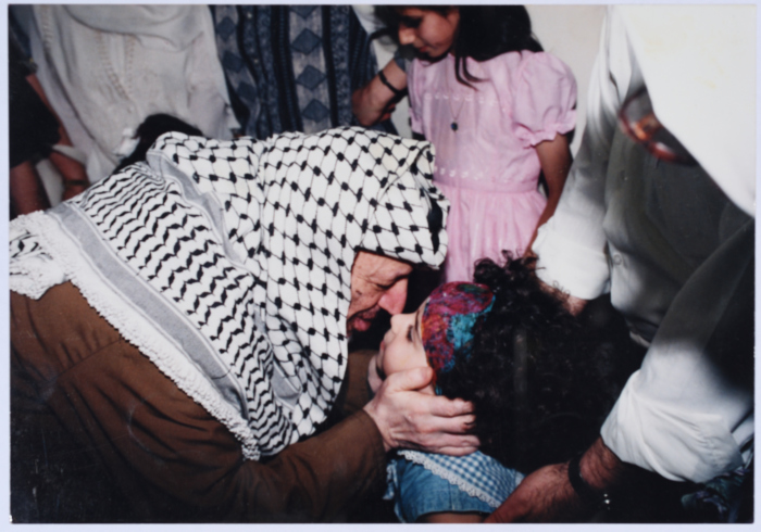 ياسر عرفات أثناء زيارته لجمعية الاتحاد النسائي العربي في نابلس