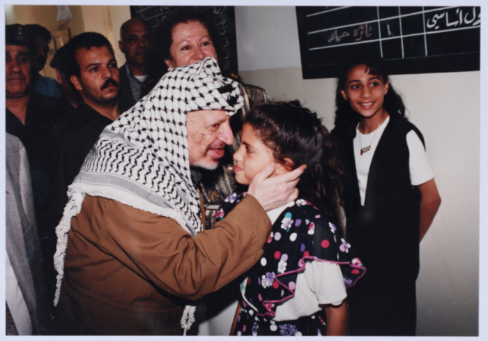 ياسر عرفات أثناء زيارته لجمعية الاتحاد النسائي العربي في نابلس