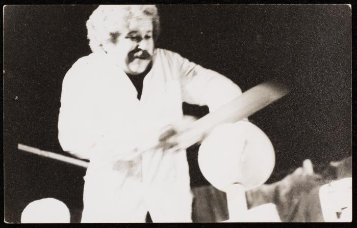 مشهد من مسرحية 