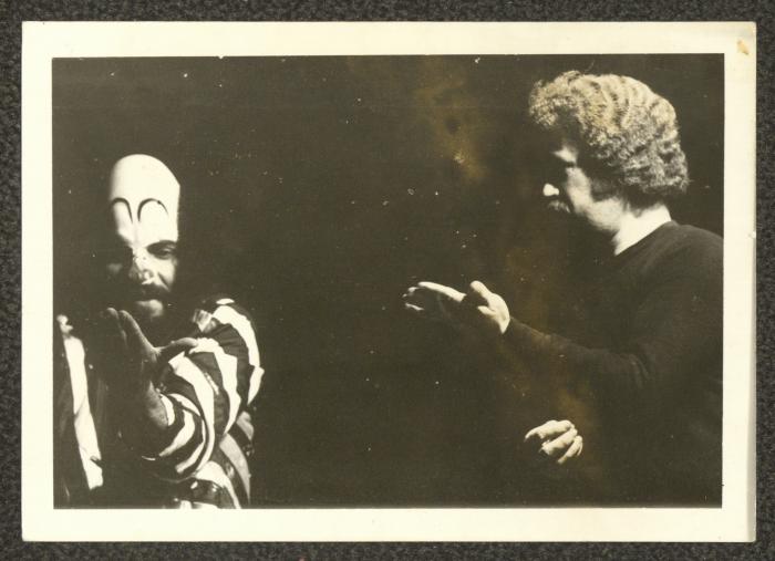 مشهد من مسرحية 