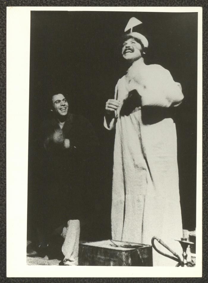 مشهد من مسرحية 