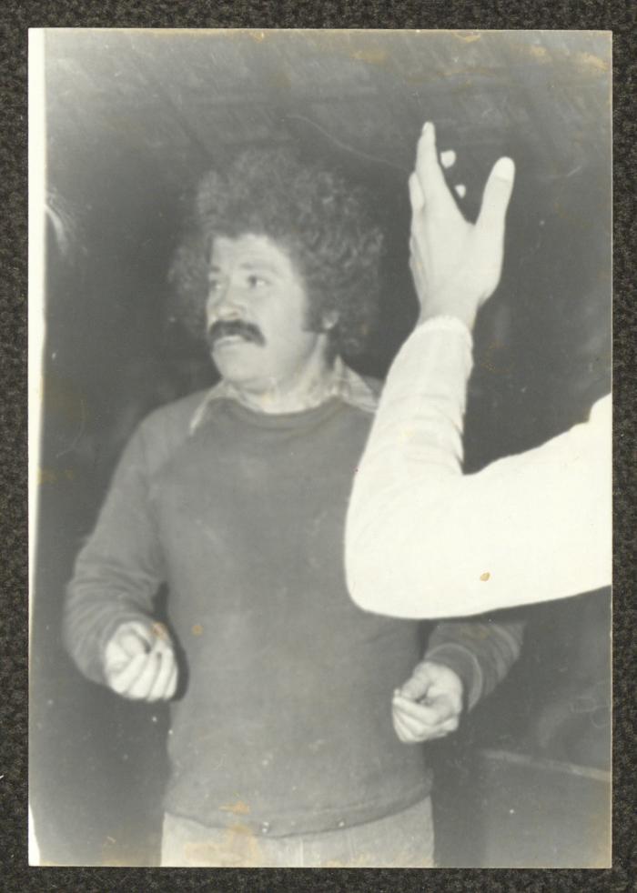 عادل الترتير في تدريبات مسرحية، 1979 
