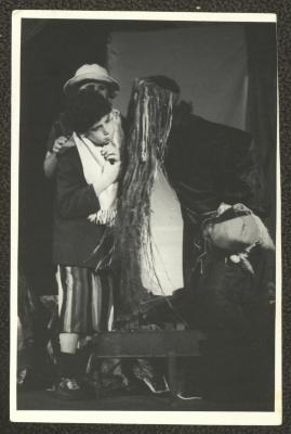 مشهد من مسرحية 