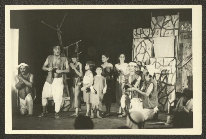 مشهد من مسرحية 