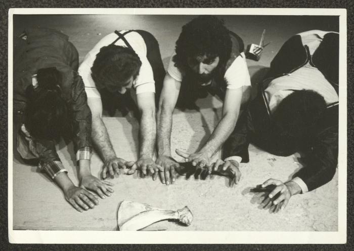 تدريبات طاقم مسرحية 