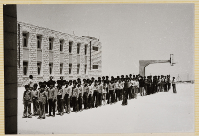 طلاب المعهد العربي في أبو ديس في الانتظار للدخول واجراء فحوصهم السنوية