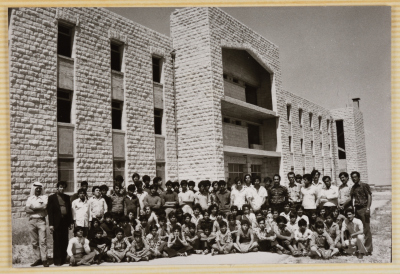 صورة جماعية لطلاب القسم الداخلي في المعهد العربي في أبو ديس