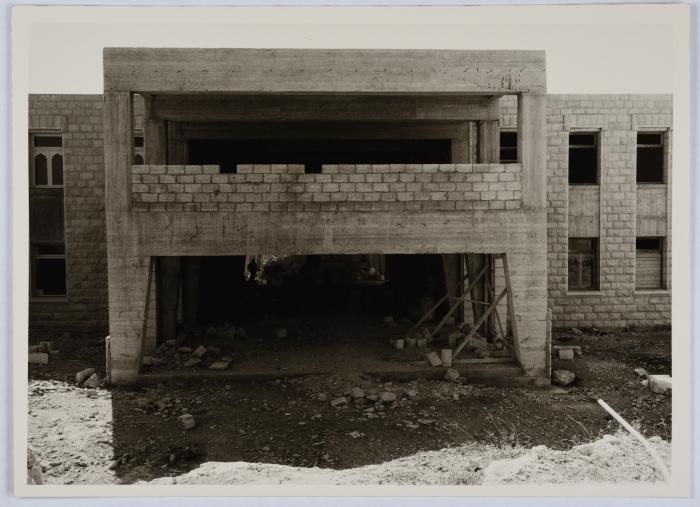 أثناء إنشاء مباني المعهد العربي في بلدة أبو ديس