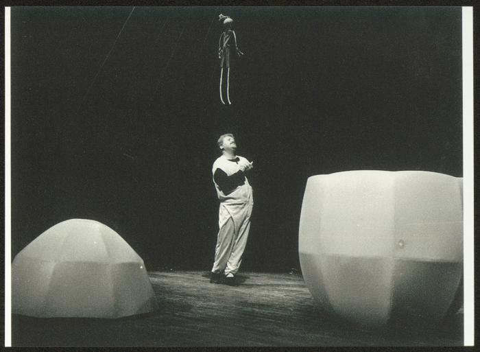 مشهد من مسرحية 