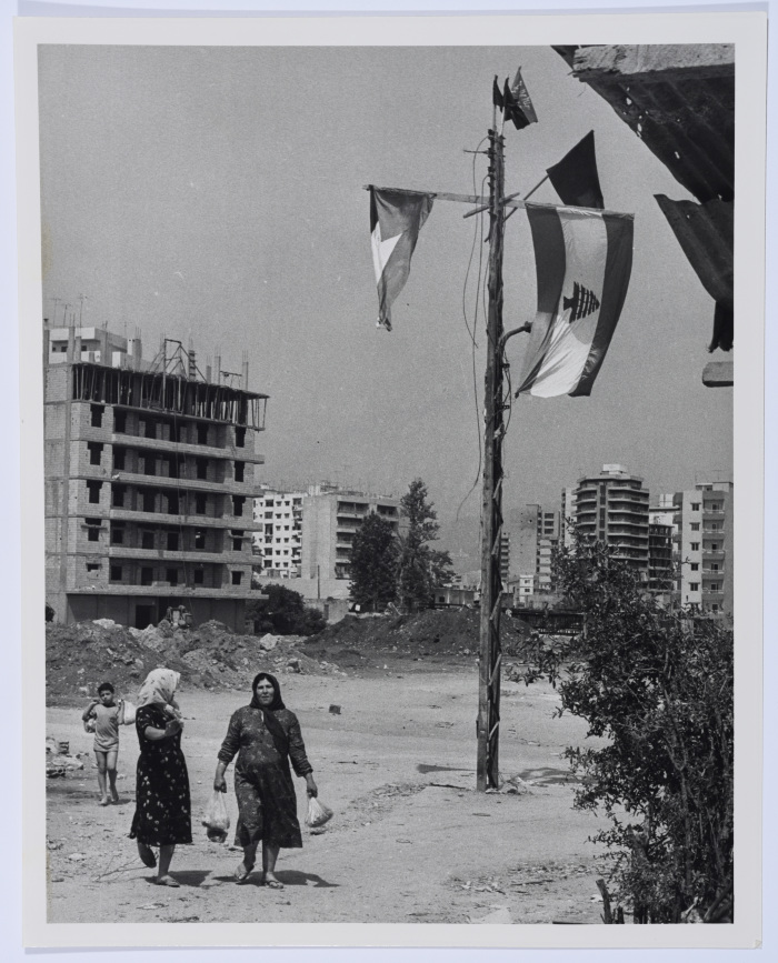 العلمان الفلسطيني واللبناني في مخيم للاجئين الفلسطينيين، لبنان، 1986