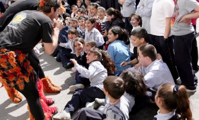إحدى عروض مدرسة سيرك فلسطين أمام مجموعة طلبة