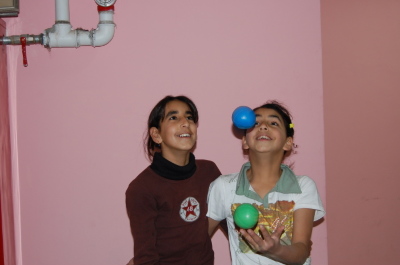 من تدريبات "مدرسة سيرك فلسطين" في مدينة الخليل