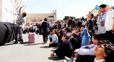 إحدى عروض مدرسة سيرك فلسطين أمام مجموعة طلبة