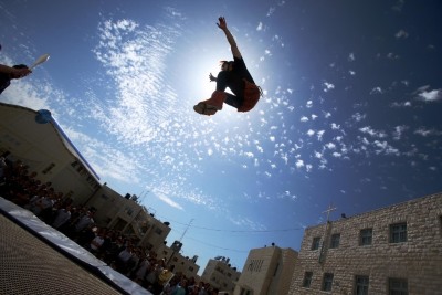 إحدى عروض مدرسة سيرك فلسطين أمام مجموعة طلبة