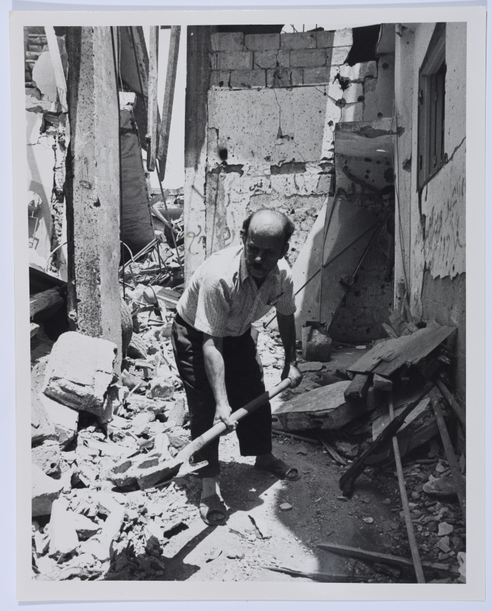 إزالة الركام في مخيم للاجئين الفلسطينيين، لبنان، 1986