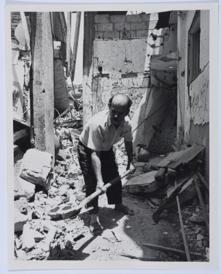 إزالة الركام في مخيم للاجئين الفلسطينيين، لبنان، 1986
