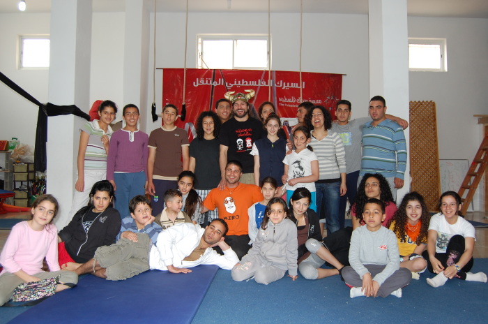 صورة من تدريبات مدرسة سيرك فلسطين مع فرقة أسبانية، 2009
