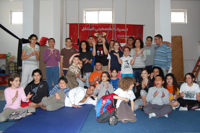 صورة من تدريبات مدرسة سيرك فلسطين مع فرقة أسبانية، 2009
