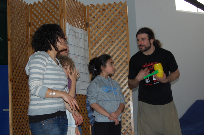 صورة من تدريبات مدرسة سيرك فلسطين مع فرقة أسبانية، 2009
