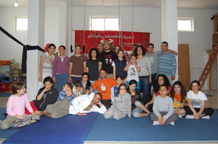 صورة من تدريبات مدرسة سيرك فلسطين مع فرقة أسبانية، 2009
