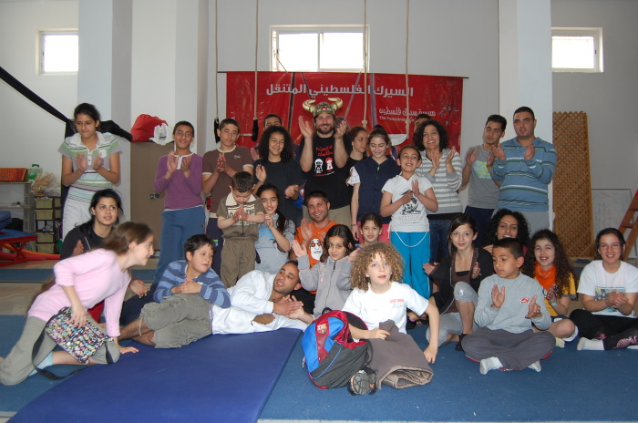 صورة من تدريبات مدرسة سيرك فلسطين مع فرقة أسبانية، 2009
