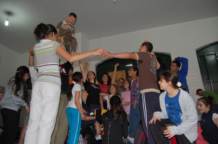 صورة من تدريبات مدرسة سيرك فلسطين مع فرقة أسبانية، 2009
