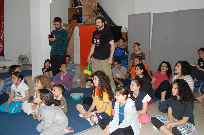 صورة من تدريبات مدرسة سيرك فلسطين مع فرقة أسبانية، 2009
