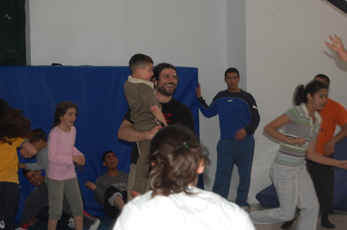 صورة من تدريبات مدرسة سيرك فلسطين مع فرقة أسبانية، 2009
