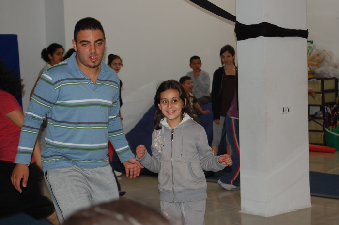 صورة من تدريبات مدرسة سيرك فلسطين مع فرقة أسبانية، 2009
