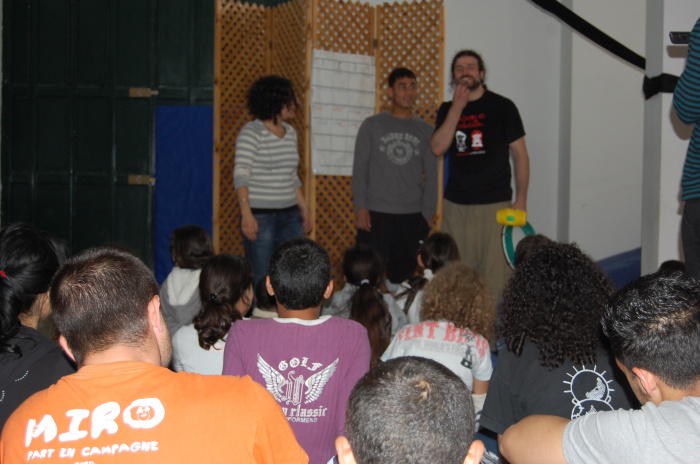 صورة من تدريبات مدرسة سيرك فلسطين مع فرقة أسبانية، 2009
