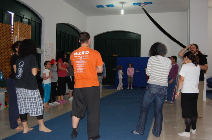 صورة من تدريبات مدرسة سيرك فلسطين مع فرقة أسبانية، 2009
