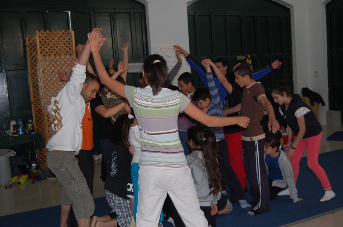 صورة من تدريبات مدرسة سيرك فلسطين مع فرقة أسبانية، 2009
