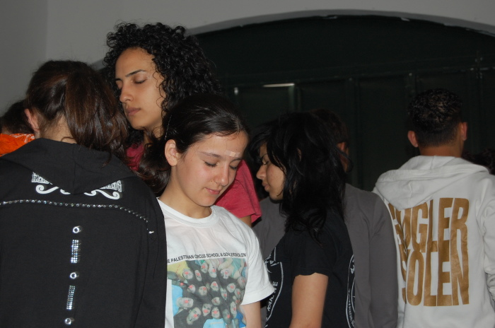 صورة من تدريبات مدرسة سيرك فلسطين مع فرقة أسبانية، 2009
