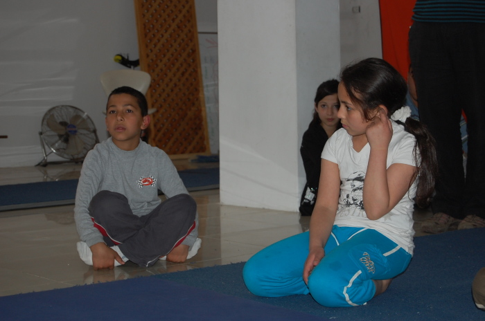 صورة من تدريبات مدرسة سيرك فلسطين مع فرقة أسبانية، 2009
