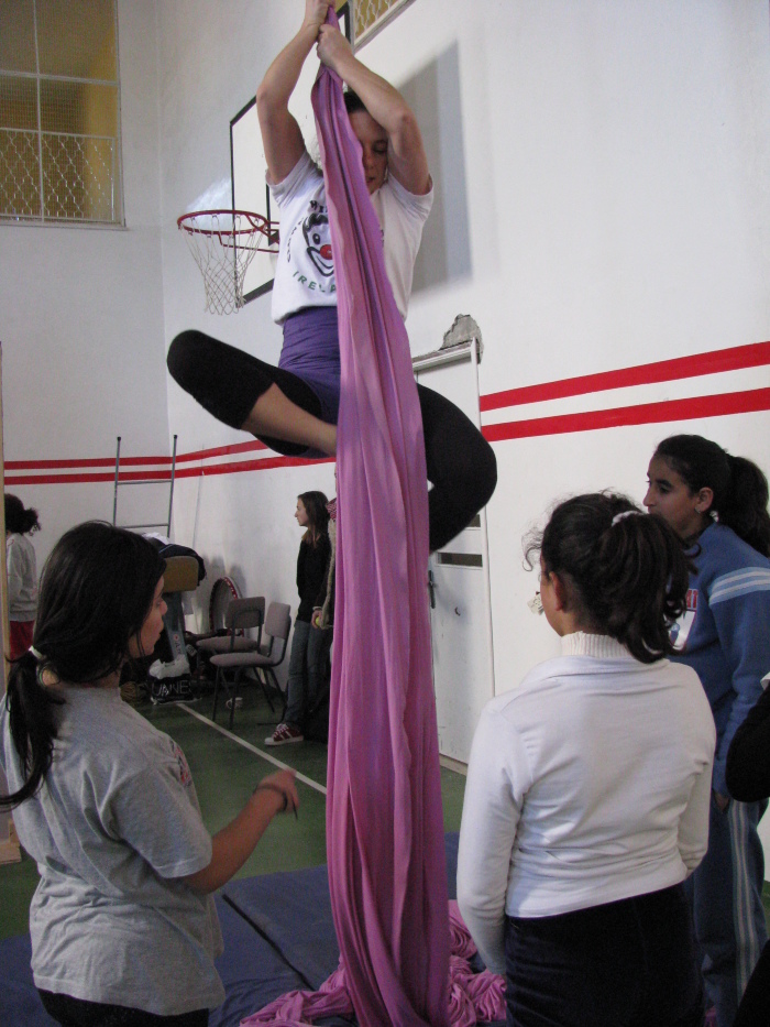 مدرسة سيرك فلسطين تقدم فرقة إيرلندية