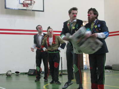 مدرسة سيرك فلسطين تقدم فرقة إيرلندية