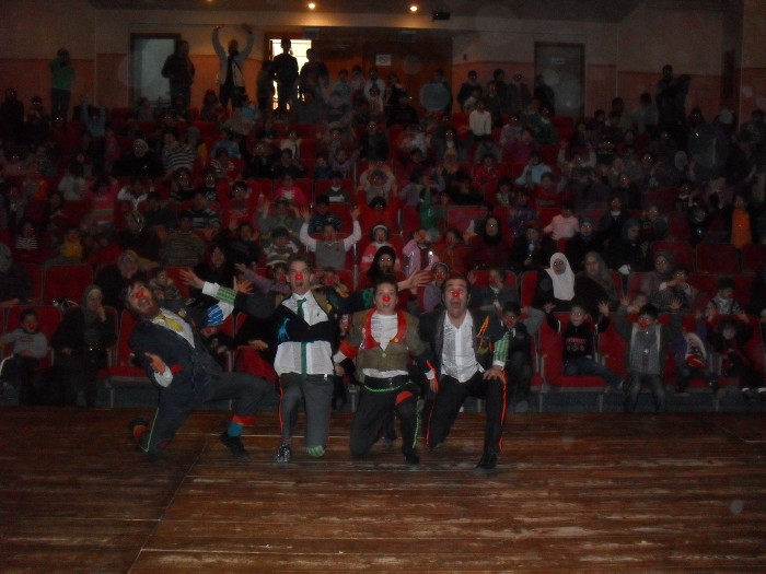 مدرسة سيرك فلسطين تقدم فرقة إيرلندية