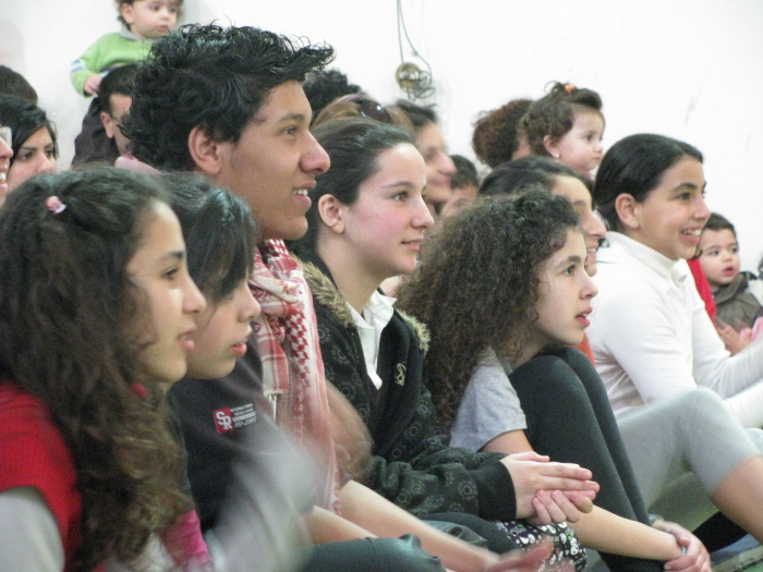 مدرسة سيرك فلسطين تقدم فرقة إيرلندية