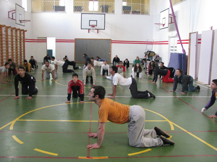 مدرسة سيرك فلسطين تقدم فرقة إيرلندية