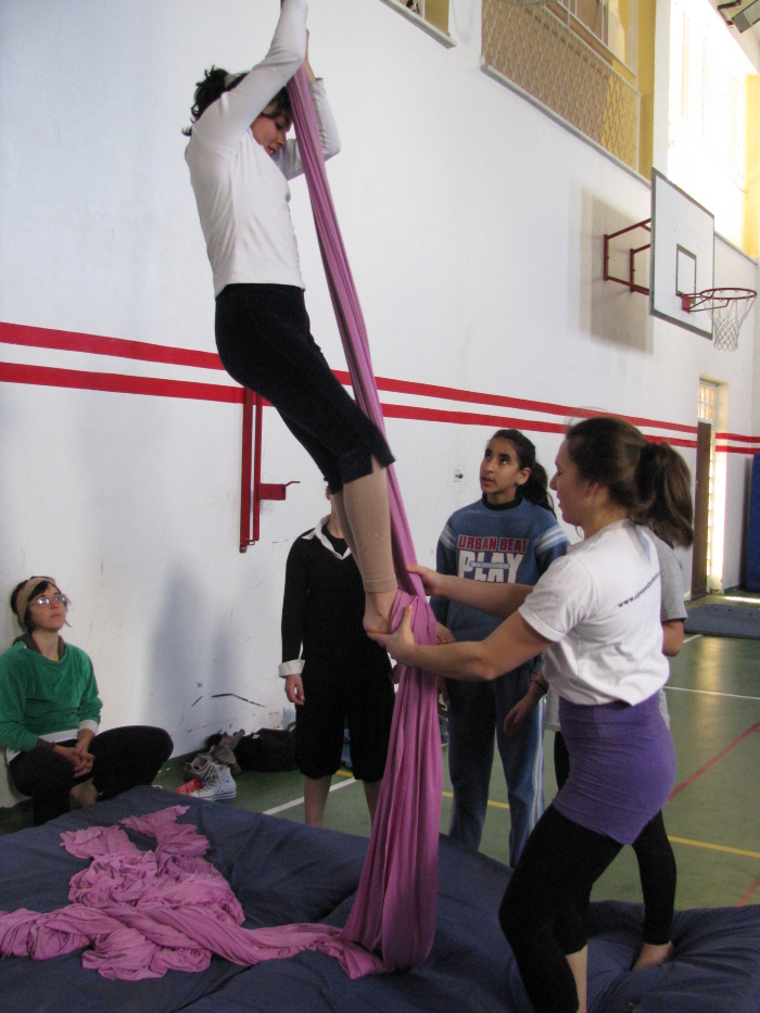 مدرسة سيرك فلسطين تقدم فرقة إيرلندية