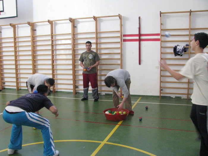 مدرسة سيرك فلسطين تقدم فرقة إيرلندية