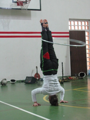 مدرسة سيرك فلسطين تقدم فرقة إيرلندية