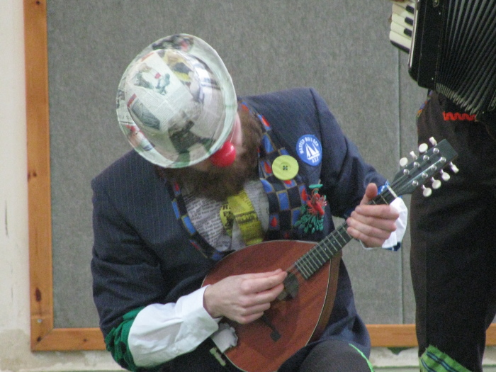 مدرسة سيرك فلسطين تقدم فرقة إيرلندية