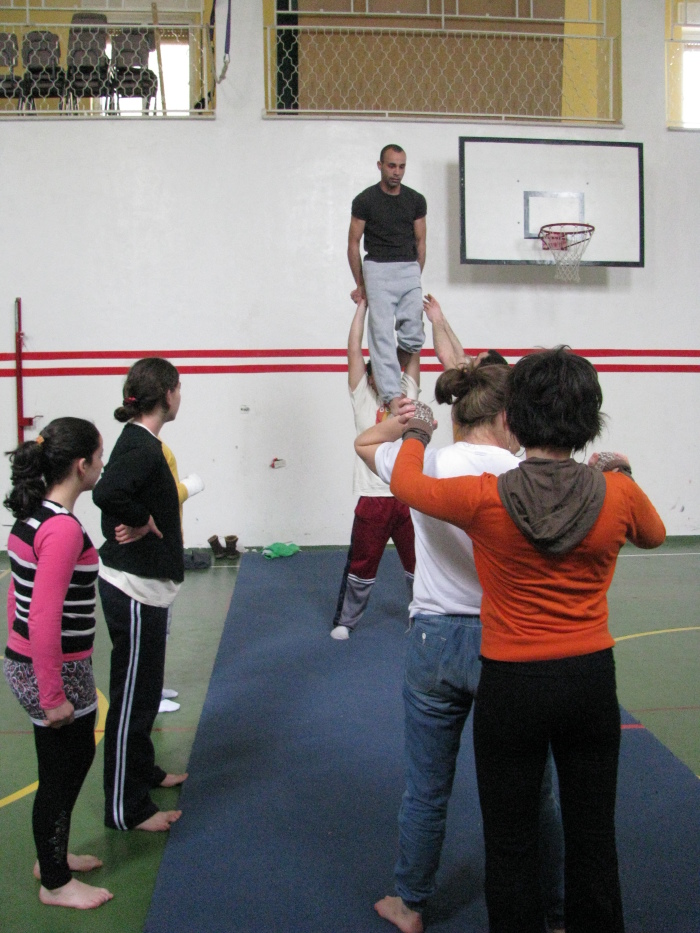 مدرسة سيرك فلسطين تقدم فرقة إيرلندية